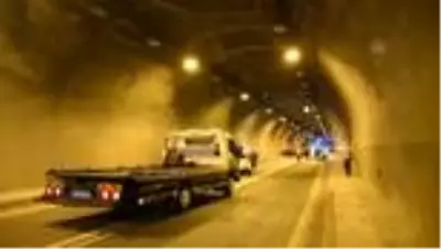 Kamyonet ile otomobil çarpıştı: 3 yaralı Kamyonet ile otomobil çarpıştı: 3 yaralı