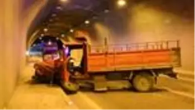 Kamyonet ile otomobil çarpıştı: 3 yaralı Kamyonet ile otomobil çarpıştı: 3 yaralı