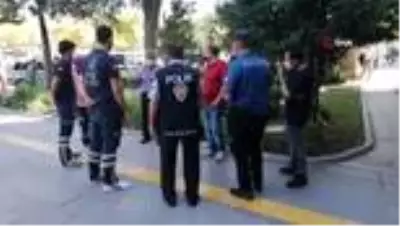 Karantinayı delen vatandaşlar sokaktan toplanıyor Karantinayı delen vatandaşlar sokaktan toplanıyor