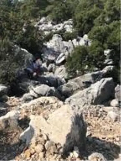 Kayalıklara uçan otomobildeki yaşlı çift, yaralandı Kayalıklara uçan otomobildeki yaşlı çift, yaralandı