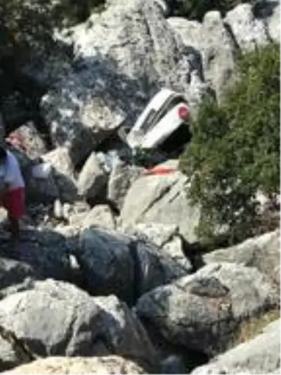 Kayalıklara uçan otomobildeki yaşlı çift, yaralandı Kayalıklara uçan otomobildeki yaşlı çift, yaralandı
