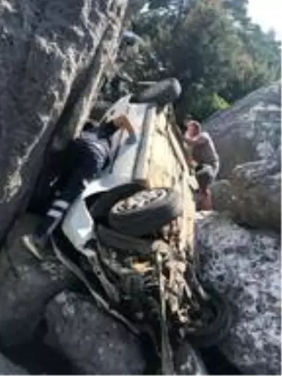 Kayalıklara uçan otomobildeki yaşlı çift, yaralandı Kayalıklara uçan otomobildeki yaşlı çift, yaralandı