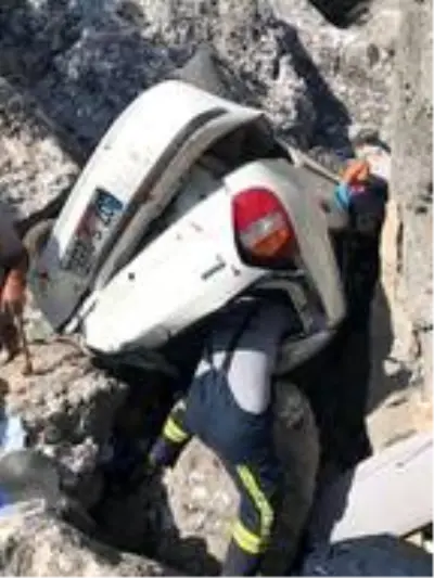 Kayalıklara uçan otomobildeki yaşlı çift, yaralandı Kayalıklara uçan otomobildeki yaşlı çift, yaralandı