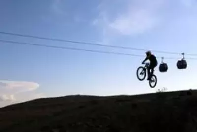 Konyaaltı bisikletçisi Downhill Yarışları'nda şampiyon oldu Konyaaltı bisikletçisi Downhill Yarışları'nda şampiyon oldu