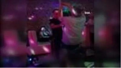 Korona kurallarını hiçe sayıp pavyonda direk dansı yaptılar Korona kurallarını hiçe sayıp pavyonda direk dansı yaptılar
