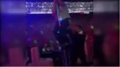 Korona kurallarını hiçe sayıp pavyonda direk dansı yaptılar Korona kurallarını hiçe sayıp pavyonda direk dansı yaptılar