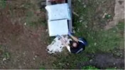 Polisi 'kraliçe arı var, aramayın' diyerek engellemeye çalıştı! Kovandan uyuşturucu çıktı Polisi 'kraliçe arı var, aramayın' diyerek engellemeye çalıştı! Kovandan uyuşturucu çıktı