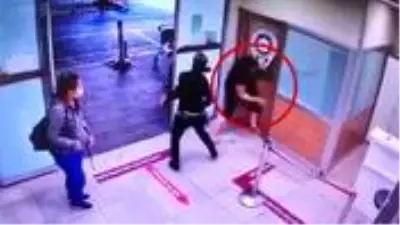 Maske takması için uyarılan kadın, hastanenin camlarını aşağı indirdi Maske takması için uyarılan kadın, hastanenin camlarını aşağı indirdi