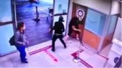 Maske takması için uyarılan kadın, hastanenin camlarını aşağı indirdi Maske takması için uyarılan kadın, hastanenin camlarını aşağı indirdi