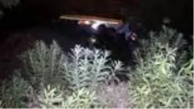 Mazot yüklü tır devrildi: 2 yaralı Mazot yüklü tır devrildi: 2 yaralı