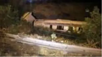 Mazot yüklü tır devrildi: 2 yaralı Mazot yüklü tır devrildi: 2 yaralı