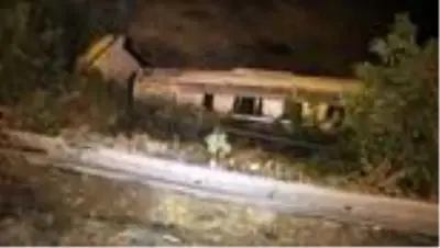 Mazot yüklü tır devrildi: 2 yaralı Mazot yüklü tır devrildi: 2 yaralı
