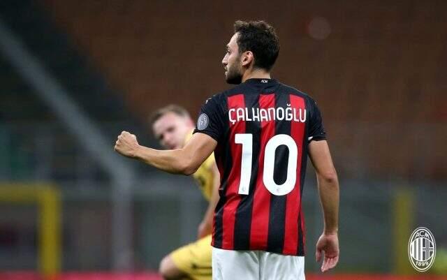 Milan, Hakan Çalhanoğlu'nun 2 gol attığı maçta Bodo/Glimt'i 3-2 yenerek Avrupa Ligi'nde play-off'a kaldı Milan, Hakan Çalhanoğlu'nun 2 gol attığı maçta Bodo/Glimt'i 3-2 yenerek Avrupa Ligi'nde play-off'a kaldı