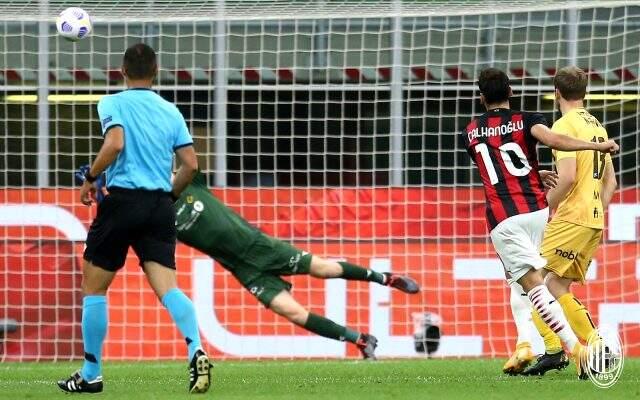 Milan, Hakan Çalhanoğlu'nun 2 gol attığı maçta Bodo/Glimt'i 3-2 yenerek Avrupa Ligi'nde play-off'a kaldı Milan, Hakan Çalhanoğlu'nun 2 gol attığı maçta Bodo/Glimt'i 3-2 yenerek Avrupa Ligi'nde play-off'a kaldı