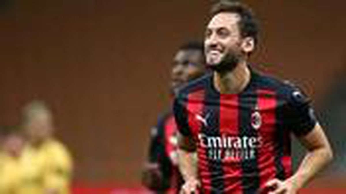 Milan, Hakan Çalhanoğlu'nun 2 gol attığı maçta Bodo/Glimt'i 3-2 yenerek Avrupa Ligi'nde play-off'a kaldı