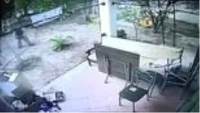 Muğla'da kadının darbedilmesi güvenlik kamerasına yansıdı Muğla'da kadının darbedilmesi güvenlik kamerasına yansıdı