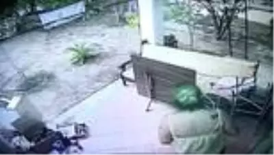 Muğla'da kadının darbedilmesi güvenlik kamerasına yansıdı Muğla'da kadının darbedilmesi güvenlik kamerasına yansıdı