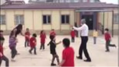 Son dakika haberi: Öğrencilere okulu sevdirmek için müzik eşliğinde oyun oynadılar Son dakika haberi: Öğrencilere okulu sevdirmek için müzik eşliğinde oyun oynadılar