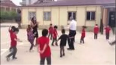 Son dakika haberi: Öğrencilere okulu sevdirmek için müzik eşliğinde oyun oynadılar Son dakika haberi: Öğrencilere okulu sevdirmek için müzik eşliğinde oyun oynadılar