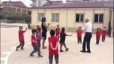 Son dakika haberi: Öğrencilere okulu sevdirmek için müzik eşliğinde oyun oynadılar Son dakika haberi: Öğrencilere okulu sevdirmek için müzik eşliğinde oyun oynadılar