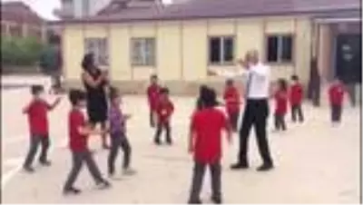 Son dakika haberi: Öğrencilere okulu sevdirmek için müzik eşliğinde oyun oynadılar Son dakika haberi: Öğrencilere okulu sevdirmek için müzik eşliğinde oyun oynadılar