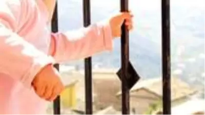 Öğretmen çiftin canlı ders verdiği sırada balkondan düşen 20 aylık bebekleri yaşamını yitirdi Öğretmen çiftin canlı ders verdiği sırada balkondan düşen 20 aylık bebekleri yaşamını yitirdi