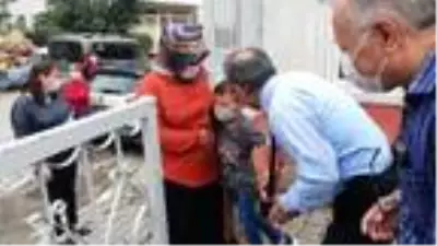 Okula girmek istemeyip, ağlayan minikler için 'ikna ekibi' devrede