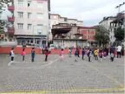 Okula girmek istemeyip, ağlayan minikler için 'ikna ekibi' devrede