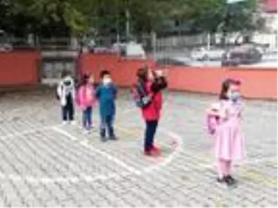 Okula girmek istemeyip, ağlayan minikler için 'ikna ekibi' devrede