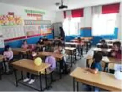 Okula girmek istemeyip, ağlayan minikler için 'ikna ekibi' devrede