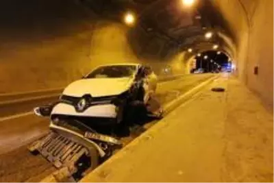 Otomobille kamyonet tünel içinde çarpıştı: 3 yaralı Otomobille kamyonet tünel içinde çarpıştı: 3 yaralı