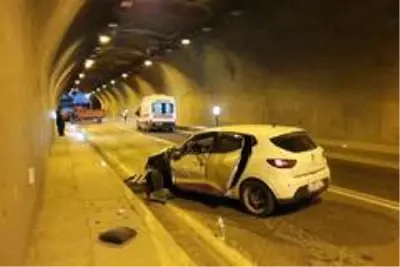 Otomobille kamyonet tünel içinde çarpıştı: 3 yaralı Otomobille kamyonet tünel içinde çarpıştı: 3 yaralı