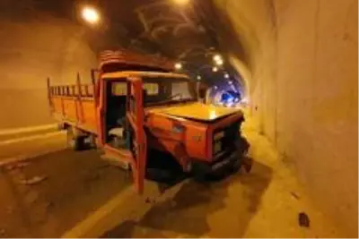 Otomobille kamyonet tünel içinde çarpıştı: 3 yaralı Otomobille kamyonet tünel içinde çarpıştı: 3 yaralı