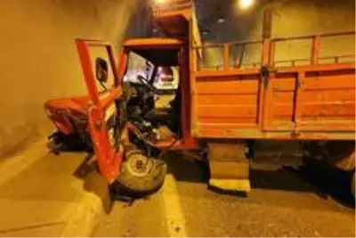 Otomobille kamyonet tünel içinde çarpıştı: 3 yaralı Otomobille kamyonet tünel içinde çarpıştı: 3 yaralı