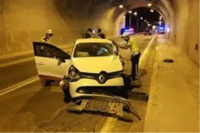 Otomobille kamyonet tünel içinde çarpıştı: 3 yaralı Otomobille kamyonet tünel içinde çarpıştı: 3 yaralı