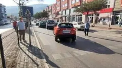 Otomobilin çarptığı yaya metrelerce havaya uçtu Otomobilin çarptığı yaya metrelerce havaya uçtu