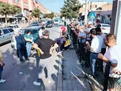 Otomobilin çarptığı yaya metrelerce havaya uçtu Otomobilin çarptığı yaya metrelerce havaya uçtu