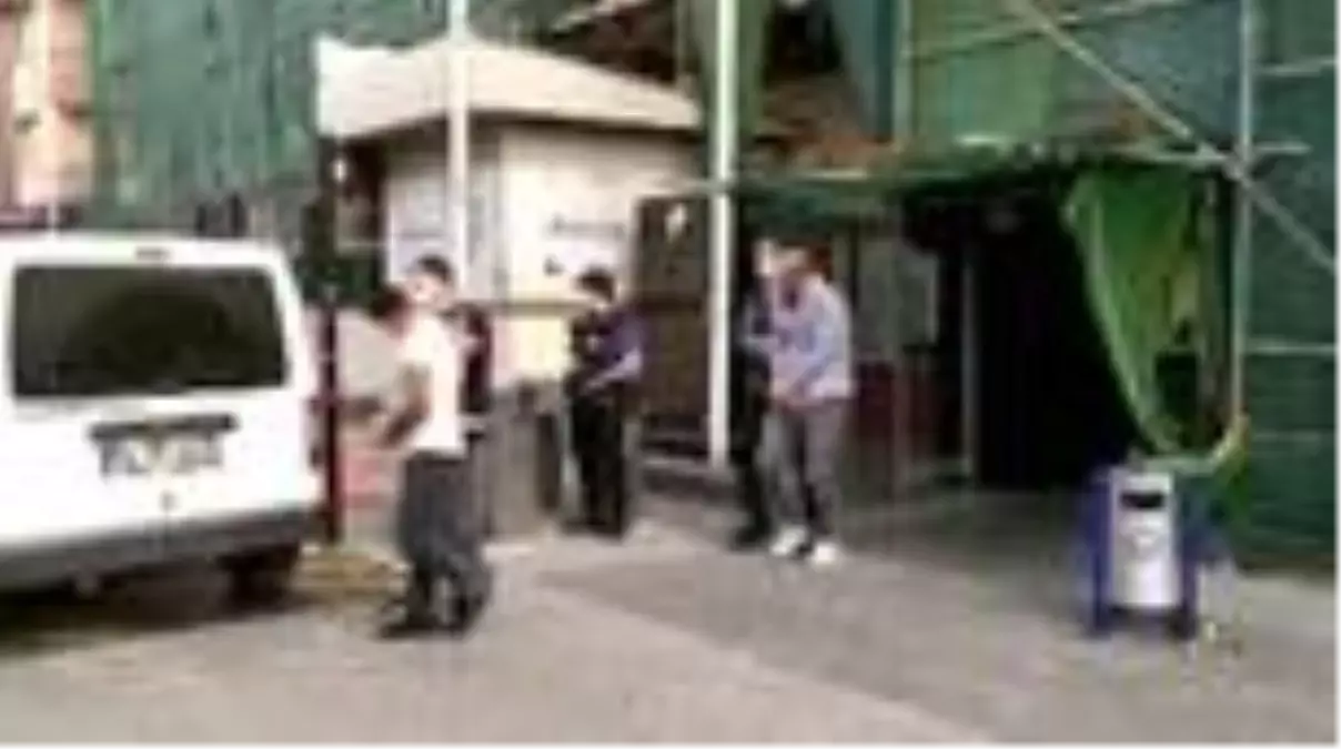 Otomobilin yedek lastiğini çalan iki şüpheli tutuklandı