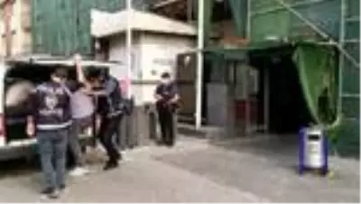 Otomobilin yedek lastiğini çalan iki şüpheli tutuklandı Otomobilin yedek lastiğini çalan iki şüpheli tutuklandı