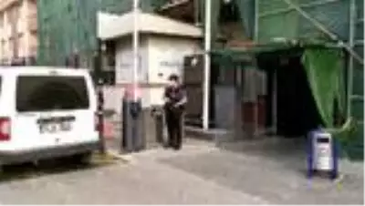 Otomobilin yedek lastiğini çalan iki şüpheli tutuklandı Otomobilin yedek lastiğini çalan iki şüpheli tutuklandı