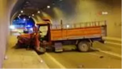 Otomobille kamyonet tünel içinde çarpıştı: 3 yaralı Otomobille kamyonet tünel içinde çarpıştı: 3 yaralı