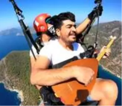 Son dakika haber | Paraşütle saz çalıp Neşet Ertaş'ı andı Son dakika haber | Paraşütle saz çalıp Neşet Ertaş'ı andı