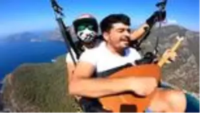 Son dakika haber | Paraşütle saz çalıp Neşet Ertaş'ı andı Son dakika haber | Paraşütle saz çalıp Neşet Ertaş'ı andı