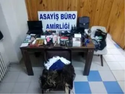 Peruk dahil her şeyi çalan hırsızlar yakayı ele verdi Peruk dahil her şeyi çalan hırsızlar yakayı ele verdi