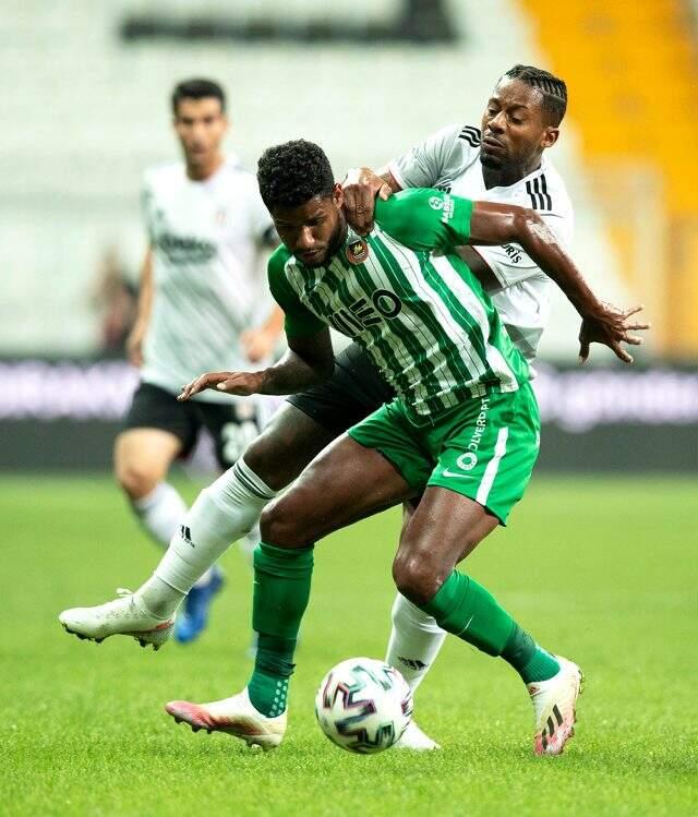 Rio Ave'ye penaltılarda 4-2 kaybeden Beşiktaş, UEFA Avrupa Ligi'ne veda etti Rio Ave'ye penaltılarda 4-2 kaybeden Beşiktaş, UEFA Avrupa Ligi'ne veda etti