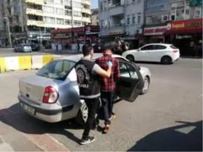 Son dakika haber | Sahte polis ve savcılar dolandırıcılık paralarını çekerken yakalandı Son dakika haber | Sahte polis ve savcılar dolandırıcılık paralarını çekerken yakalandı