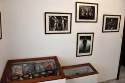 Sanat Güneşi'nin ölümünün 24'ücü yıl dönümünde evinde mevlit okutuldu Sanat Güneşi'nin ölümünün 24'ücü yıl dönümünde evinde mevlit okutuldu