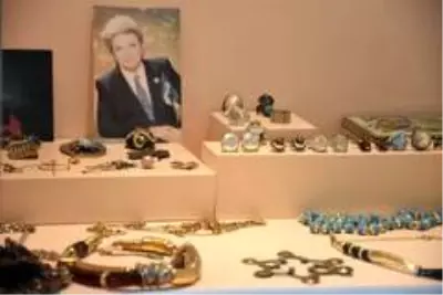 Sanat Güneşi'nin ölümünün 24'ücü yıl dönümünde evinde mevlit okutuldu Sanat Güneşi'nin ölümünün 24'ücü yıl dönümünde evinde mevlit okutuldu