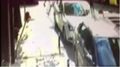 Sancaktepe'de 3 kişi arasında çıkan kavga böyle görüntülendi Sancaktepe'de 3 kişi arasında çıkan kavga böyle görüntülendi