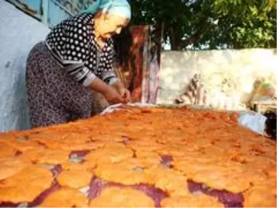 Sarıgöl'de evlerde tarhana yapımı başladı